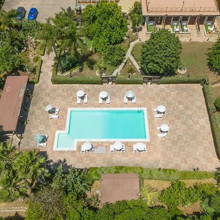 Pathos Retreat Pool And Garden بيت للعطل سيراكوزا
