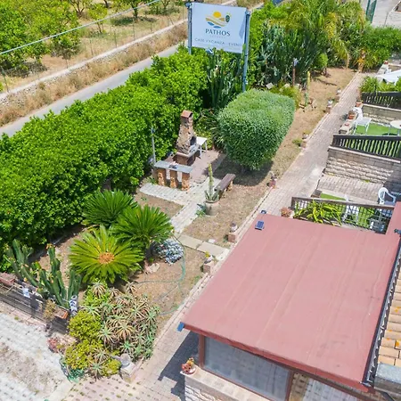 Pathos Retreat Pool And Garden بيت للعطل